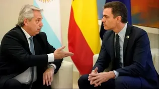 Alberto Fernández junto a Pedro Sánchez en el Palacio de la Moncloa durante una reunión bilateral que mantuvieron en febrero del 2020