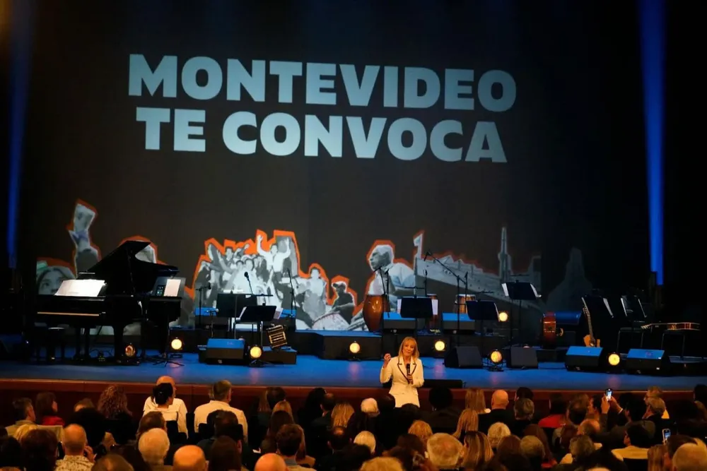 La intendenta de Montevideo Carolina Cosse durante el acto de lanzamiento en el teatro Solís
