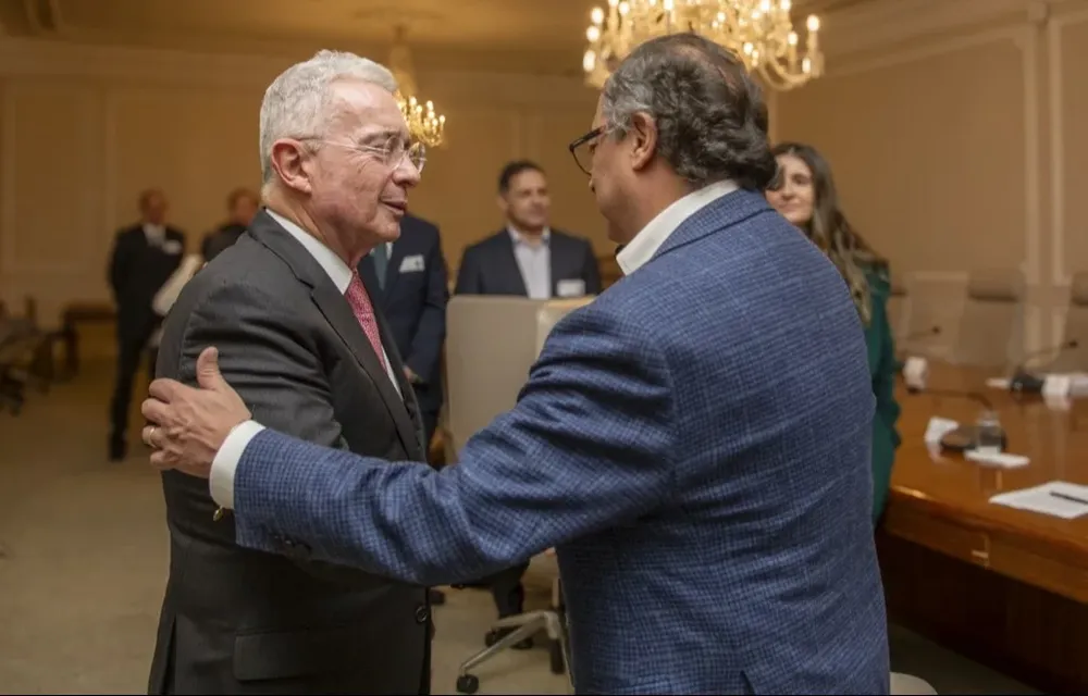 El presidente Gustavo Petro retoma el diálogo con Álvaro Uribe (izq.) por la necesidad de sumar votos de su partido, Centro Democrático, para la reforma del sistema de salud.