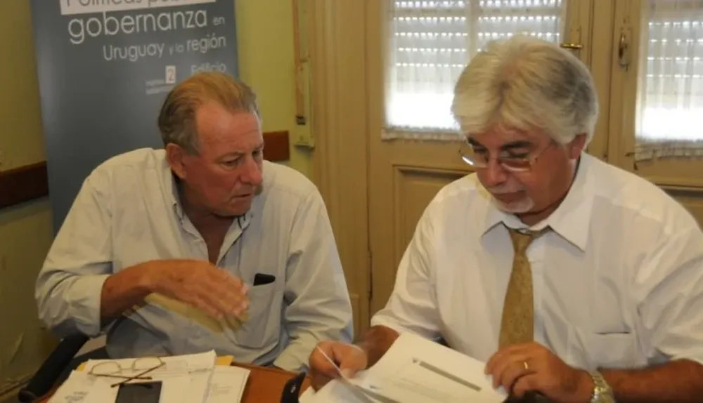El presidente de CAF, Daniel Vago y el ministro Tabaré Aguerre, durante la reunión en la sede de las cooperativas