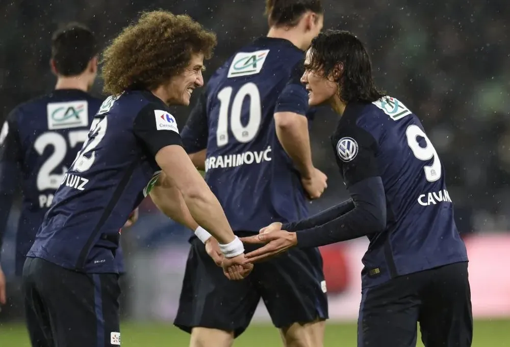 David Luiz celebra con Edinson Cavani