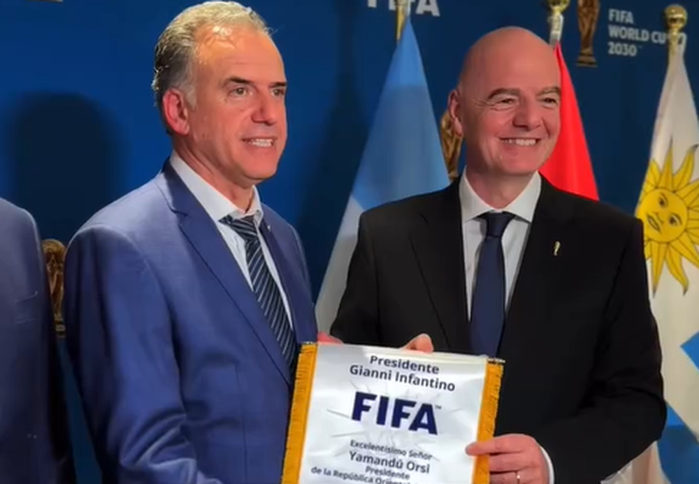 Yamandú Orsi y Gianni Infantino en Nueva York
