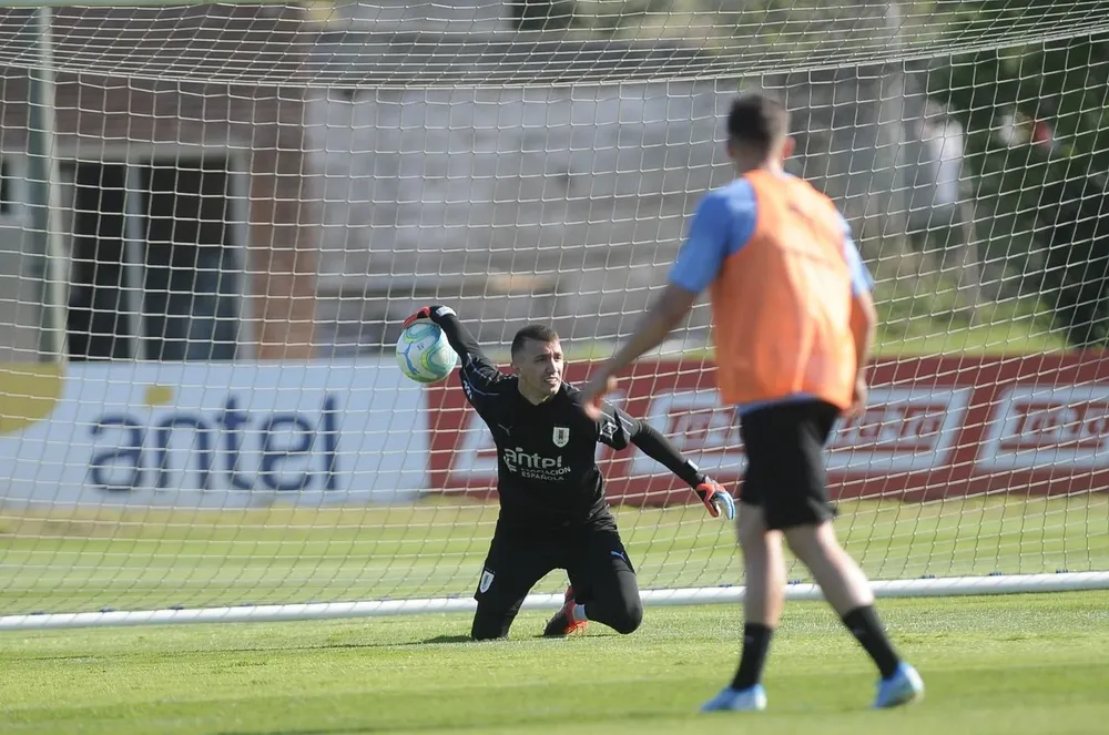 Fernando Muslera volvió al Complejo de la AUF tras ausentarse en la doble fecha de enero-febrero