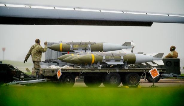 Un bombardero estadounidense B-, siendo amunicionado en la base británica de la RAF de Fairford, en Gloucestershire.