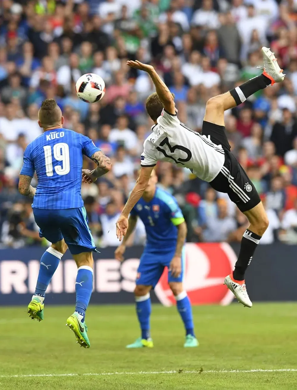 La pirueta de Thomas Müller ante los defensores eslovacos