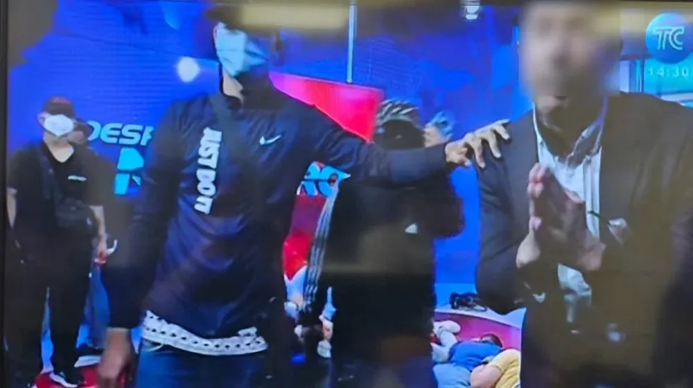 A punta de pistola, el grupo obligó a uno de los presentadores de la señal a dirigirse en vivo para pedir a la Policía que se retirara del edificio.