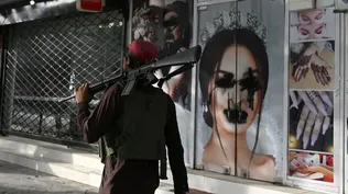 Luego de la llegada del grupo a Kabul, comenzaron a taparse las imágenes de mujeres en los escaparates