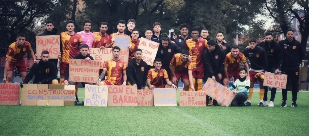 Formación de los futbolistas de Villa Española previo al partido con Racing, con varios mensajes de apoyo a la institución