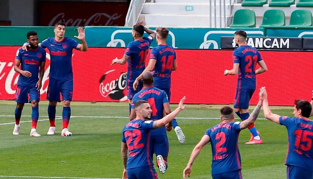 Los futbolistas de Atlético de Madrid celebraron el gol de Luis Suárez ante Elche, pero luego el VAR de lo anuló