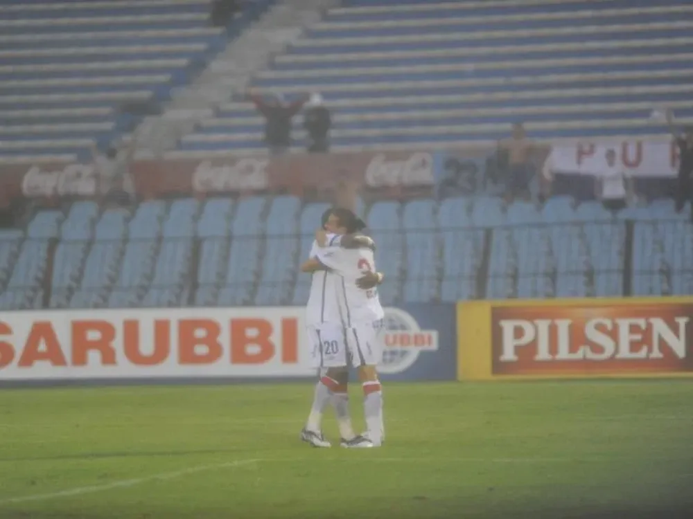 Bajo una intensa lluvia, Nacional venció a Liverpool 2 a 0