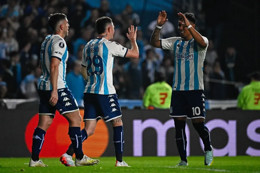 Racing celebra la clasificación entre los ocho mejores de América