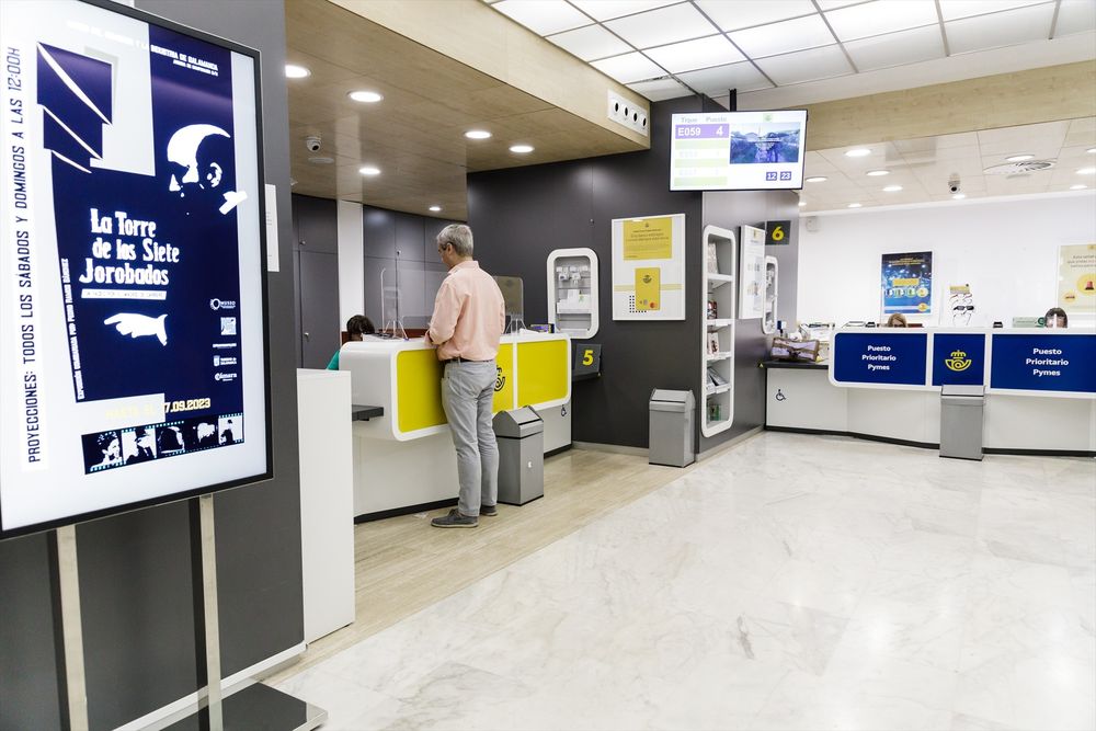 EuropaPress_5345537_hombre_atendido_oficina_correos_calle_conde_penalver_21_julio_2023_madrid
