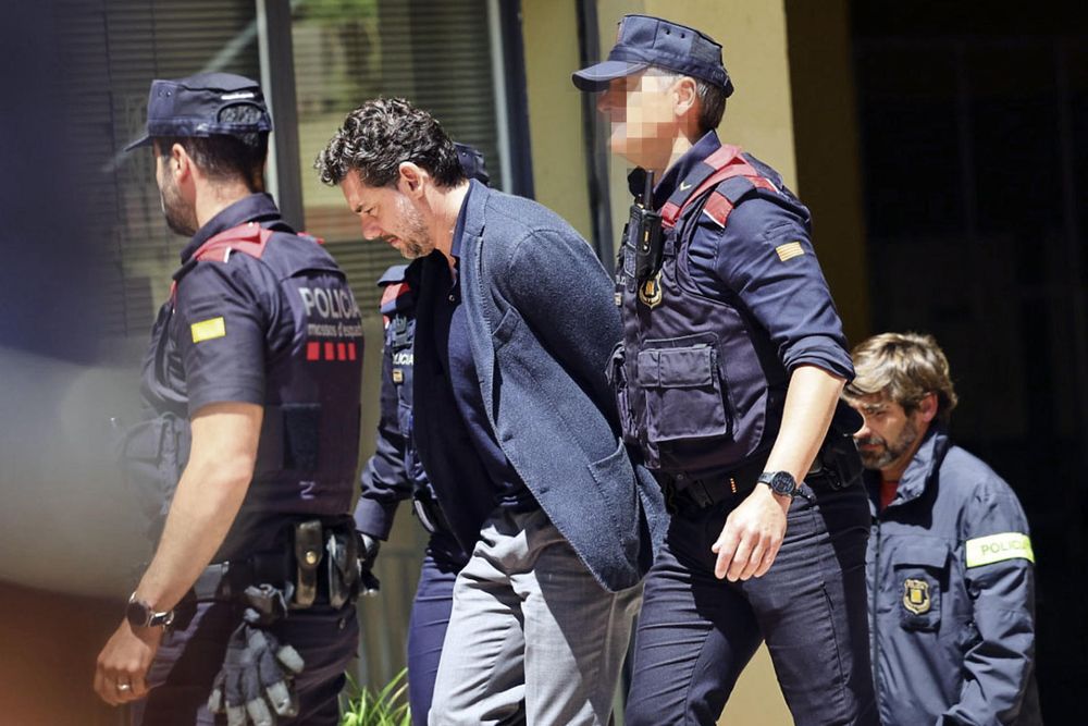 &nbsp;Jonathan Andic, hijo del fundador de Mango, Isak Andic, ha llegado poco antes de la una del mediodía a los juzgados de Martorell (Barcelona) para comparecer ante la jueza que instruye la causa por la muerte del empresario, tras ser detenido esta mañana por los Mossos dEsquadra.
