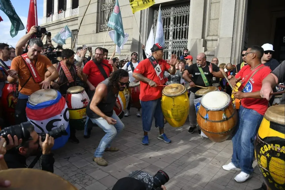Manifestación con tambores en la entrada del Palacio Legislativo