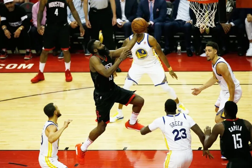 Harden fue figura para el 1-1 ante los Warriros