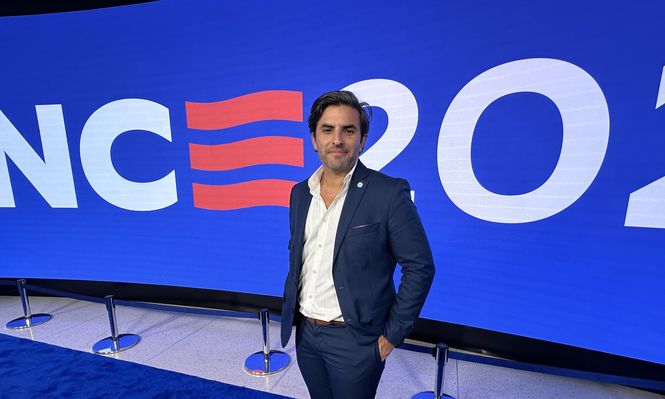 El voto latino nos sigue acompañando, pero igual lo pelearemos en cada comunidad porque va a definir la elección, dice el director del Partido Demócrata