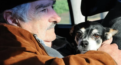 Archivo: José Mujica y su perra Manuela