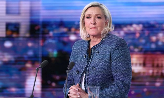 La líder de extrema derecha Marine Le Pen durante una entrevista a la TV francesa tras la condena. EFE