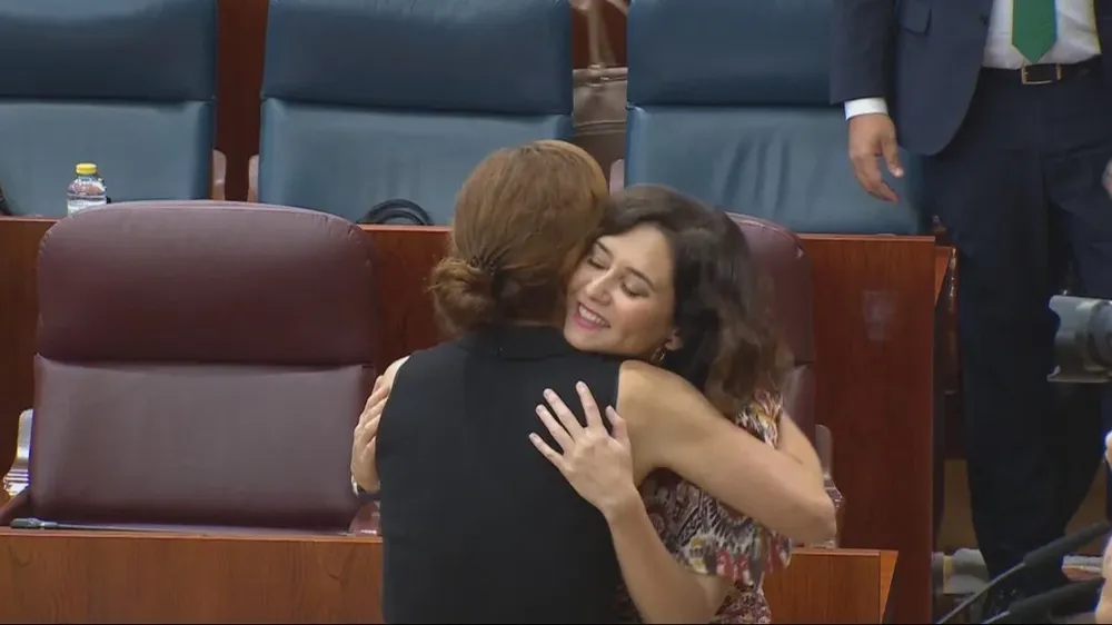 Ayuso recibe el abrazo de Mónica García.