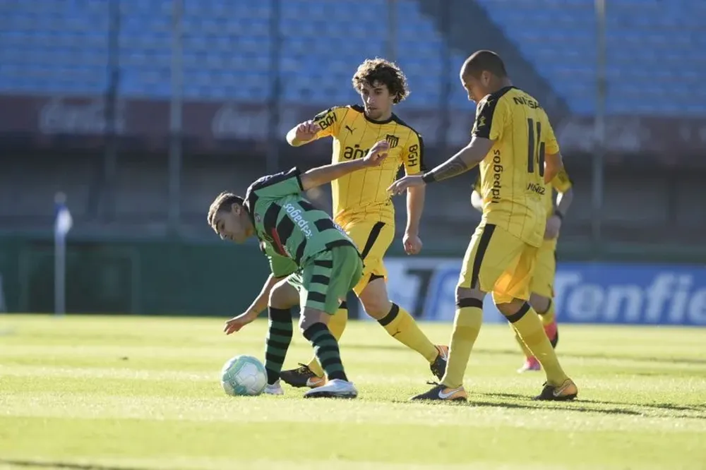 Corujo y Pereira se disputaron el lugar que dejó Estoyanoff en el equipo titular