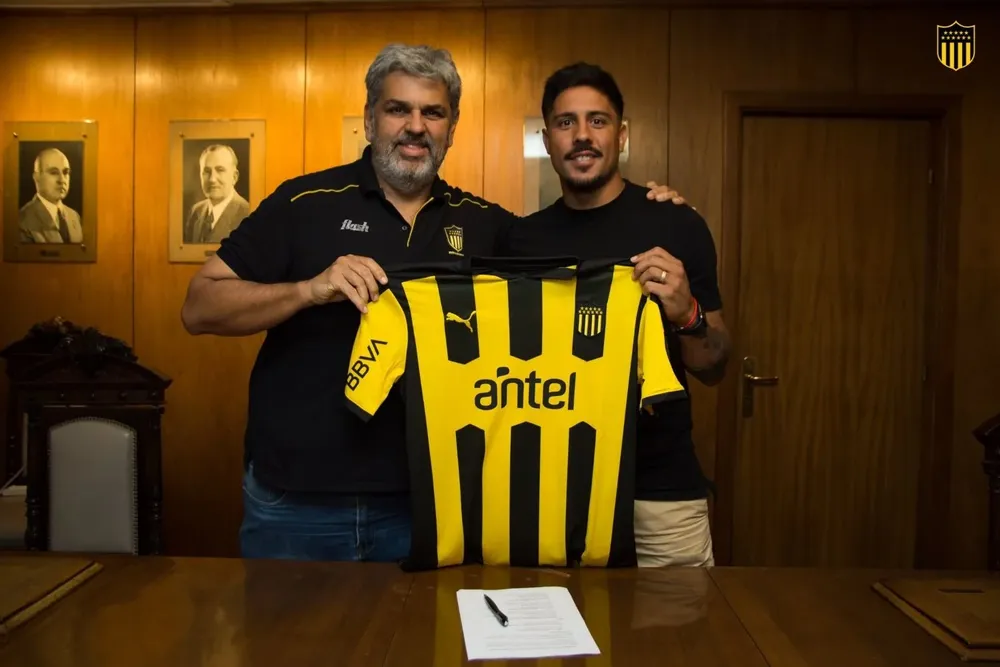El secretario general de Peñarol, Evaristo González, y Ramón Cachila Arias tras la firma del contrato