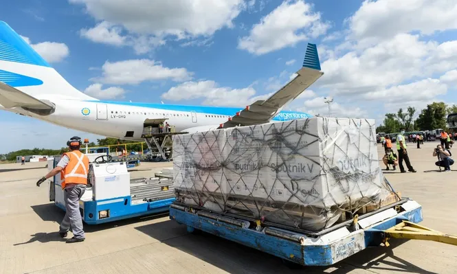 La descarga de los contenedores con la vacuna contra el coronavirus Sputnik V, que llegó desde Rusia en Aerolíneas Argentinas