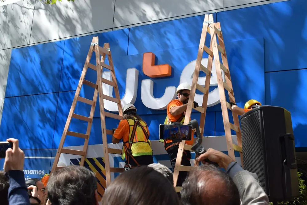 El momento en el que se presentó el nuevo logo de UTE, tras más de 30 años de utilizar el anterior.