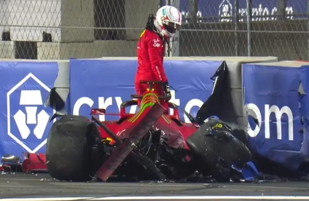 Charles Leclerc observa cómo quedó su Ferrari luego del despiste en Arabia Saudita