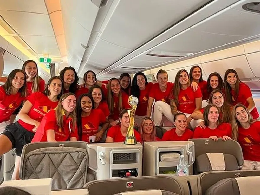 Las jugadoras de la selección española posan en el avión Airbus A350 de Iberia