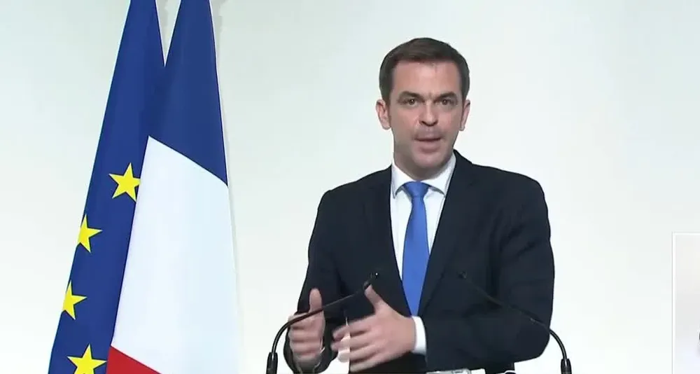 El portavoz del gobierno francés defendió la actuación de la policía en la detención de un adolescente en plena clase de secundaria