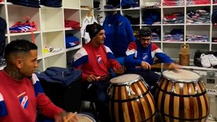 Juan Izquierdo tocando el tambor junto a Diego Polenta en la utilería de Los Céspedes