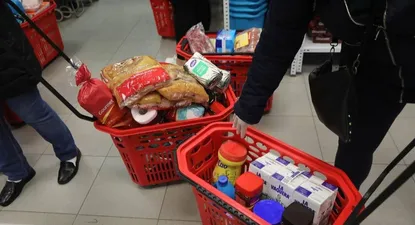 El Gobierno entregará a partir de abril tarjetas monedero para familias vulnerables.