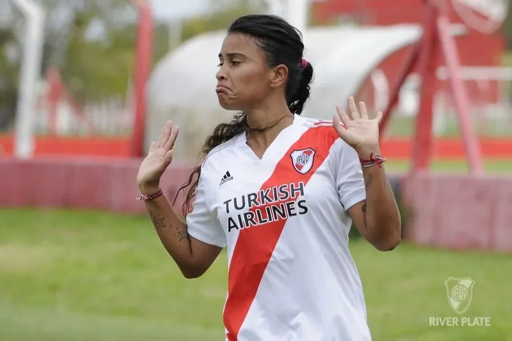 Carolina Birizamberri con su club, River Plate de Argentina