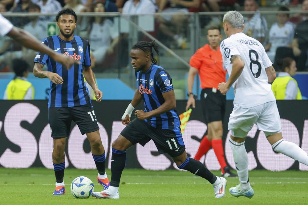 Federico Valverde de Real Madrid, ante Ademola Lookman de Atalanta