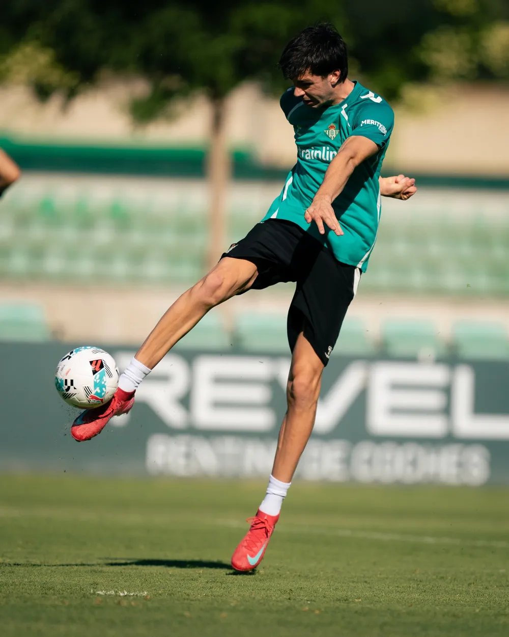 Gonzalo Petit en una práctica con su nuevo club, Betis de España