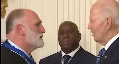 José Andrés recibe la medalla a la libertad del gobierno estadounidense.