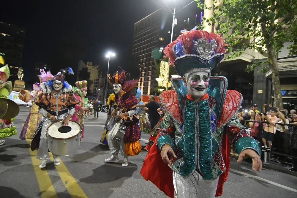 El Desfile Inaugural de Carnaval recorrió desde Plaza Independencia a Plaza Cagancha