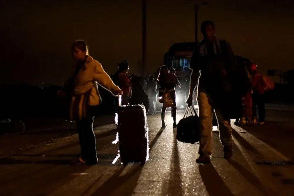 Migrantes venezolanos cruzan la frontera entre Ecuador y Perú este sábado 25 de agosto