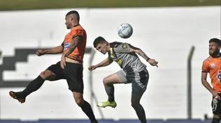 Agustín Álvarez Martínez busca por arriba ante la zaga de Sud América