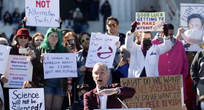 El divulgador científico Bill Nye, conocido como The Science Guy por su programa televisivo educativo, en la protesta de Washington&nbsp;