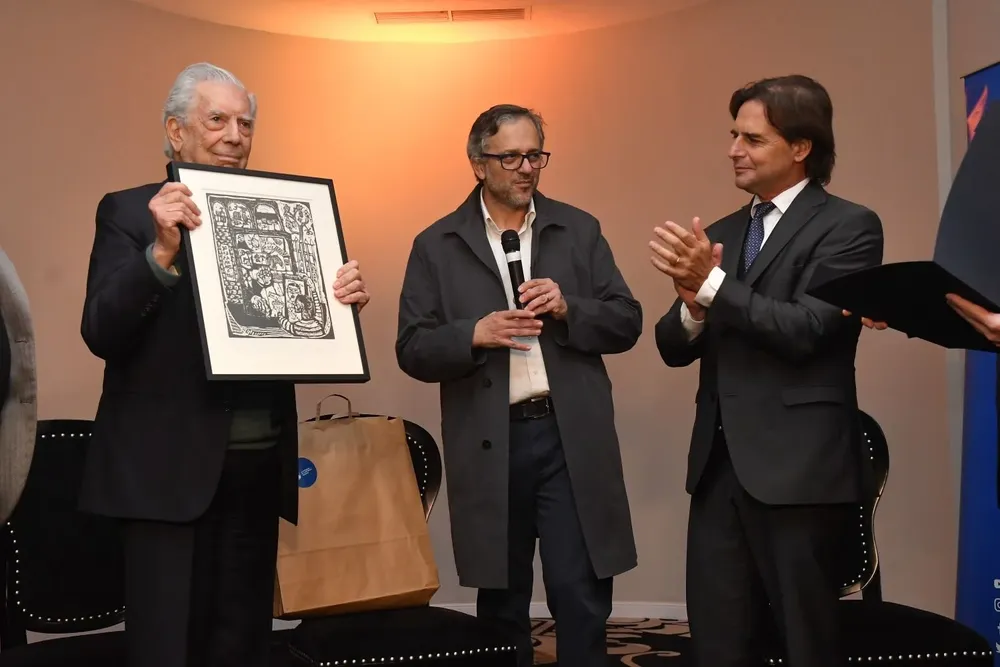 “Ojalá que todos los países siguieran la senda de Uruguay”, dijo Vargas Llosa