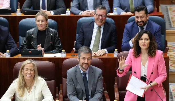 La presidenta de la Comunidad de Madrid, Isabel Díaz Ayuso (d), interviene durante un pleno en la Asamblea de Madrid,