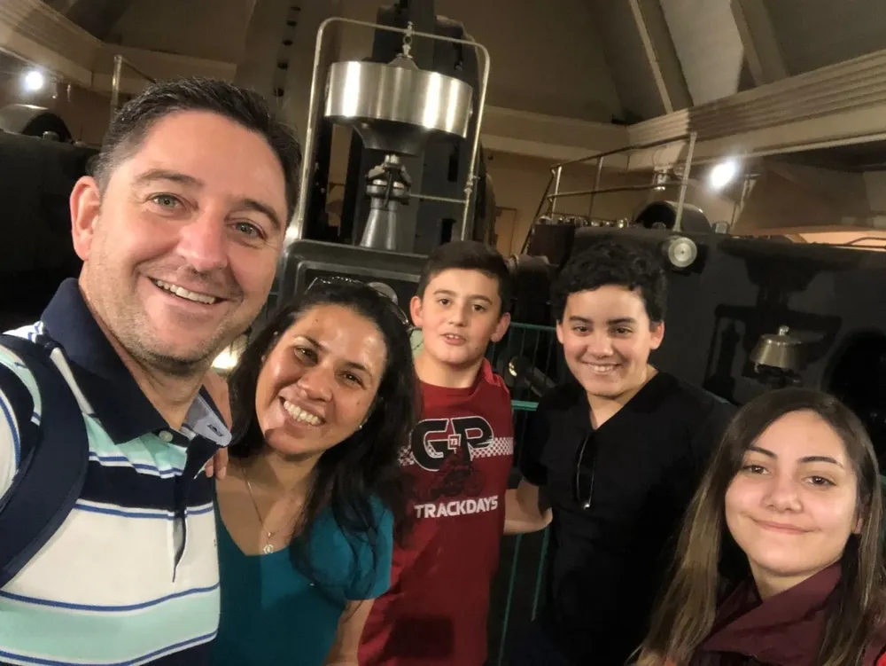 El grupo, encabezado por Greni, que viajó para presentar la investigación.