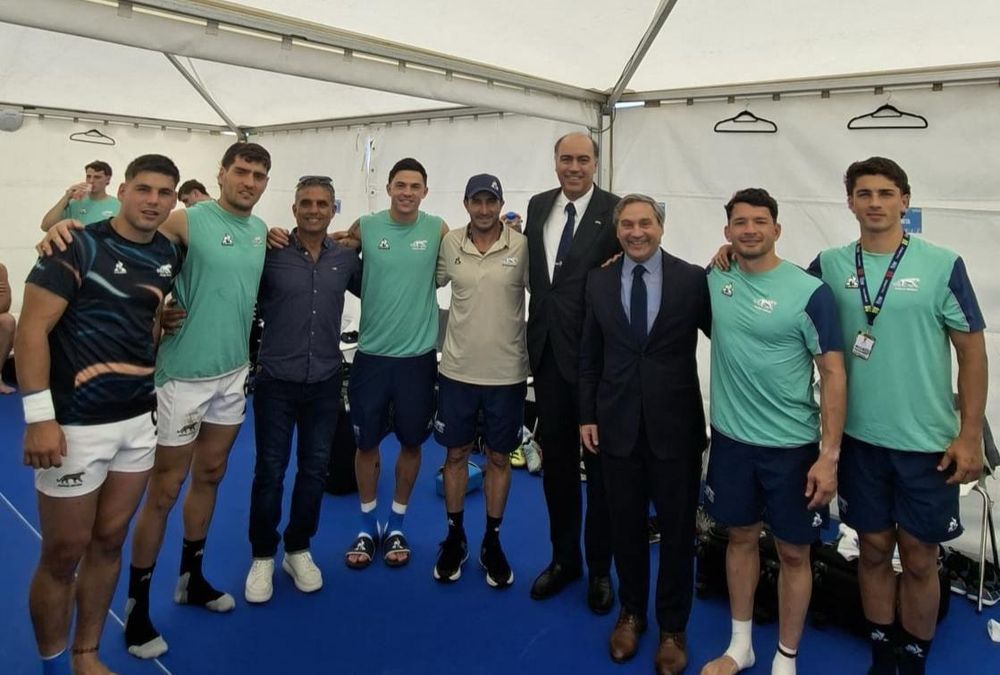 Los integrantes de Los Pumas 7, junto al embajador argentino en Madrid, Wenceslao Bunge, y el ministro consejero Sebastián Laino.&nbsp;