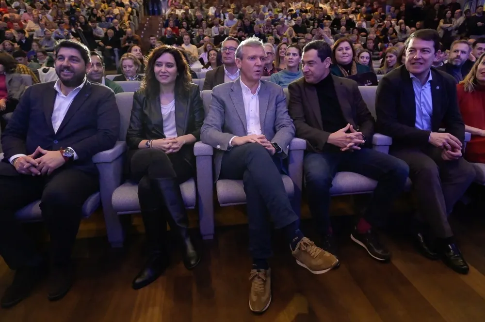 (I-D) El presidente de la Región de Murcia, Fernando López Miras, la presidenta de la Comunidad de Madrid, Isabel Díaz Ayuso, el presidente de la Xunta, presidente del PPdeG y candidato a la reelección, Alfonso Rueda, el presidente de la Junta de Andalucía, Juanma Moreno, y el presidente de la Junta de Castilla y León, Alfonso Fernández Mañueco, durante un acto del Partido Popular.