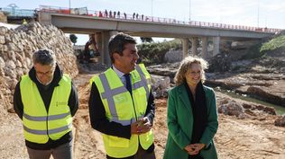 Carlos Mazón durante la visita a las obras en un puente sobre el barranco del Poyo. EUROPA PRESS