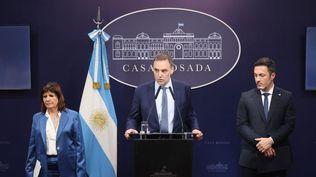 La conferencia de prensa estuvo encabezada Adorni y contó con la participación de Bullrich y de Petri.