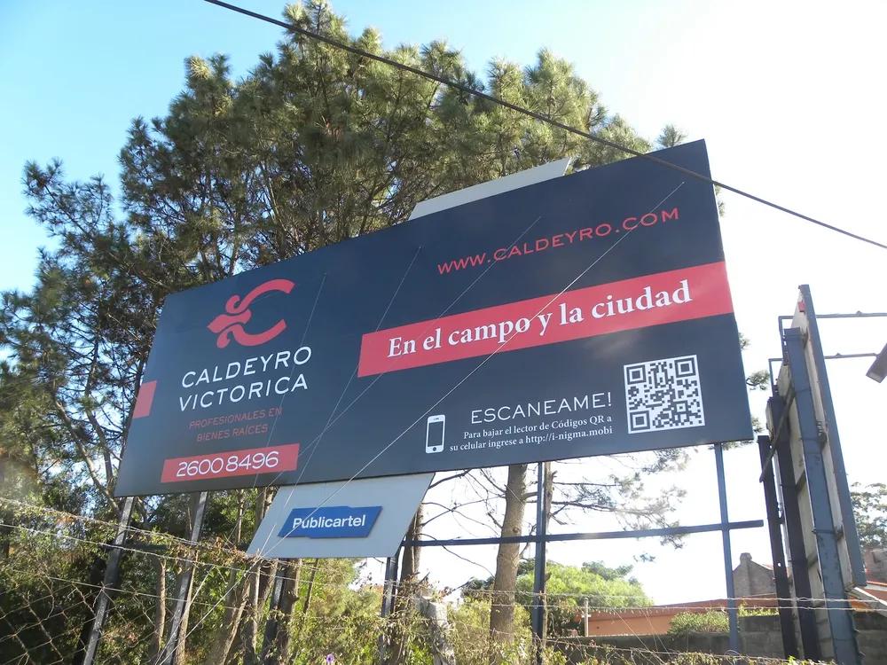 En la avenida Giannattasio está ubicado uno de los carteles que informa de la nueva tecnología