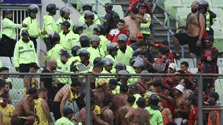 Incidentes entre hinchas de Peñarol y de Caracas en Venezuela antes del partido por Copa Libertadores