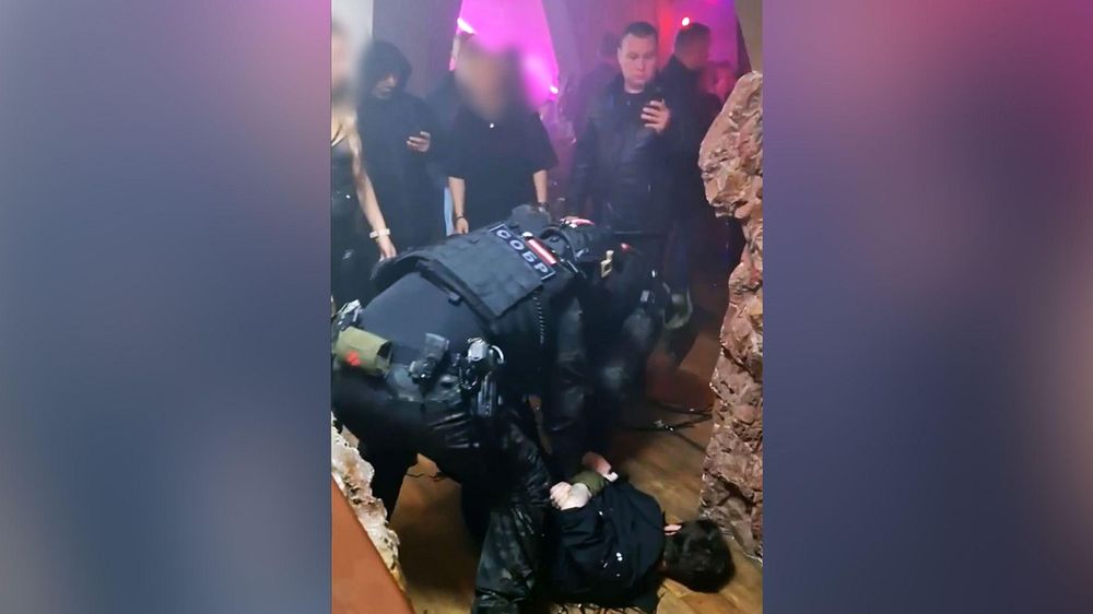 La policía (en la foto reteniendo a un invitado en el suelo) se unió a la redada de la fiesta de Katya.